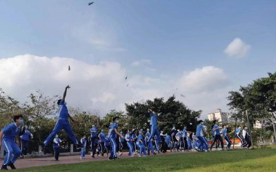 初中女生喜欢一个男生的表现 学生时期女生暗恋男生举动