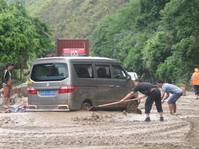 下冰雹把车砸坏了保险赔吗