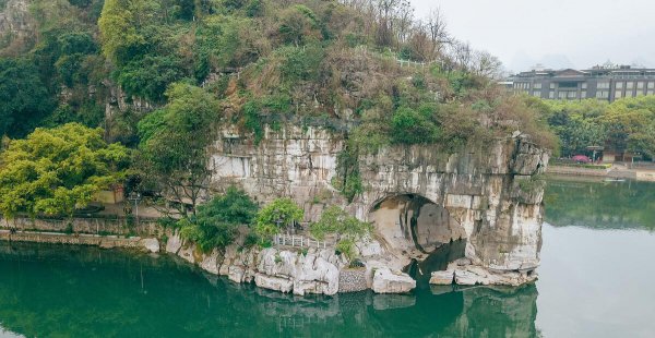 桂林山水甲天下的意思