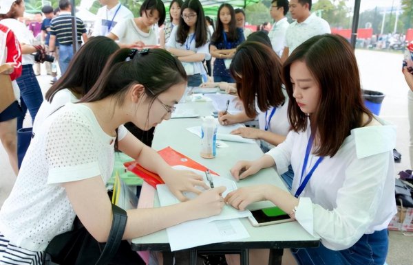 大学新生入学是几月份