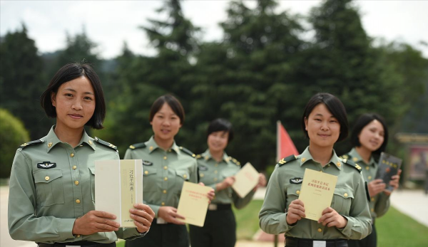 一般建不建议大学生女生当兵