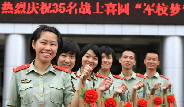 一般建不建议大学生女生当兵