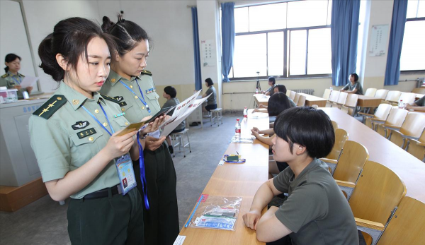 一般建不建议大学生女生当兵