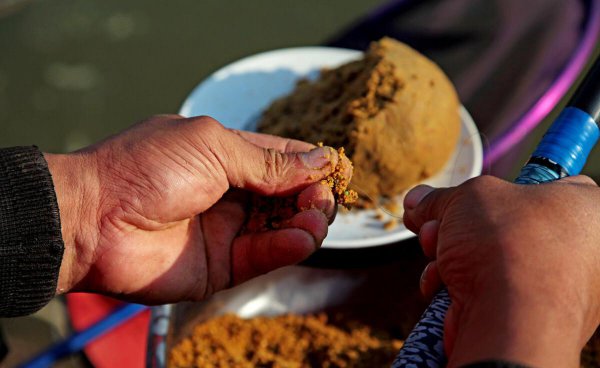 钓鱼的散炮饵料怎么开