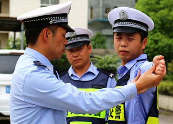 辅警为什么穿正规警察制服