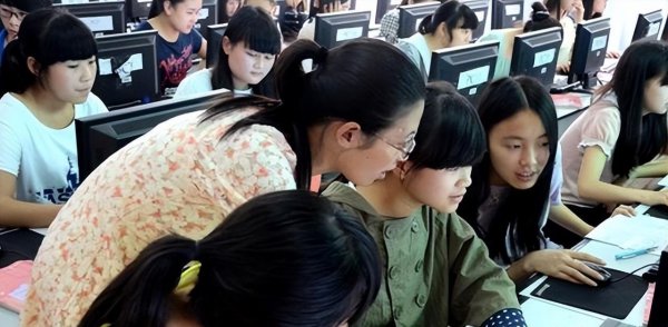 女生大学学什么专业好就业前景好