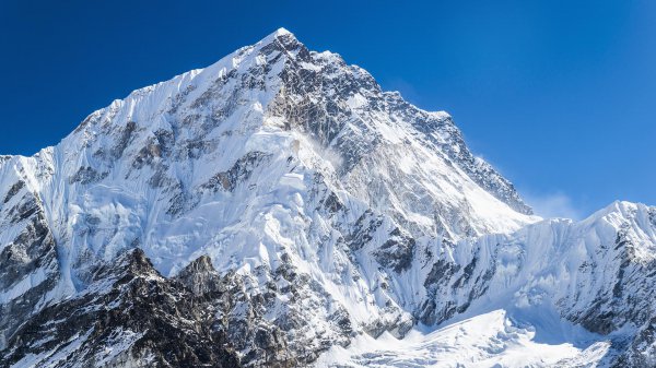 世界第一高峰珠穆朗玛峰高约8844米