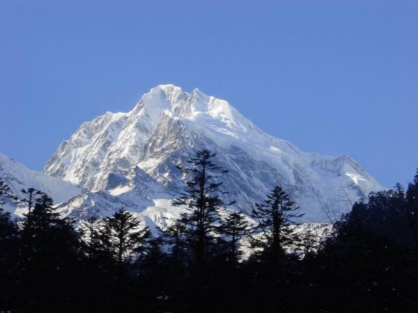 西岭雪山海拔高度是多少米