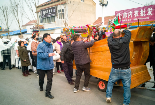 人死后为什么要绑住双脚