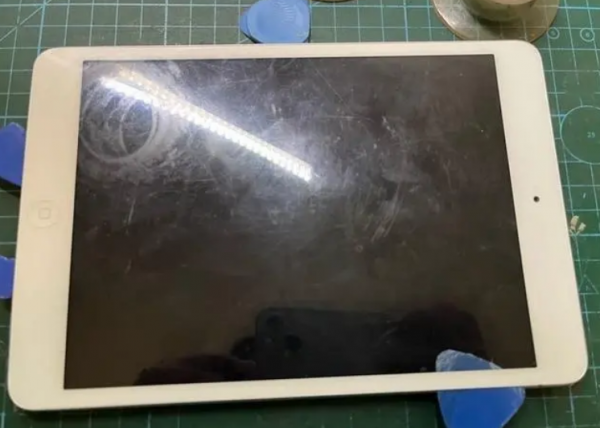 ipad屏幕一条细线一会又好了怎么回事