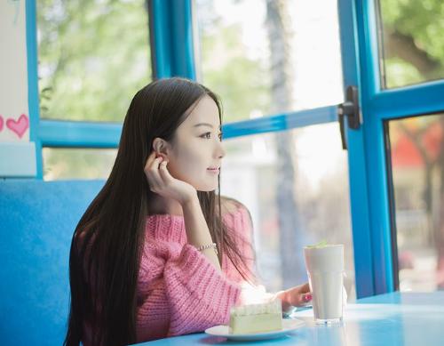 男生怎样才能辩认哪个女生暗恋自己呢？