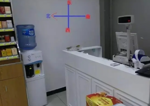 收银台最佳朝向是什么方位？放门口左还是右？