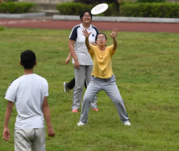 飞盘的4种基本扔法和接法 扔飞盘的正确姿势和手法