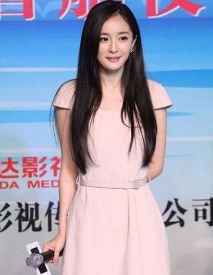 杨幂性感长发不同造型演迷人姿态