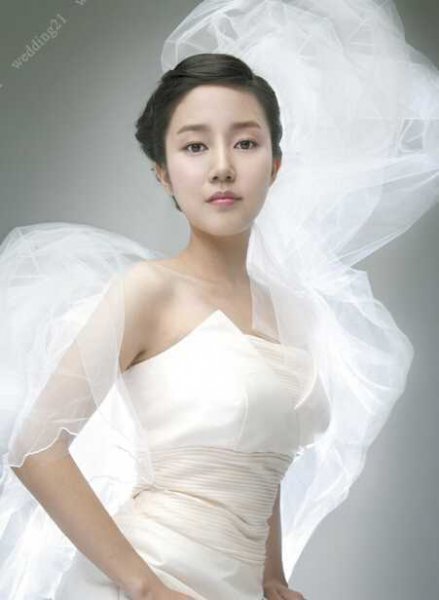 唯美的韩式新娘盘发发型
