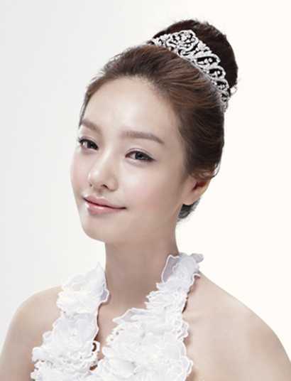 新款韩国新娘皇冠盘发发型