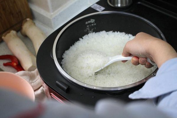 新买的电饭煲怎样开锅不粘