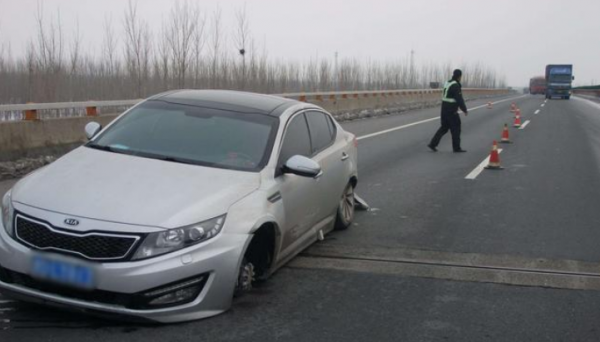 汽车上警示三脚架怎么折叠起来