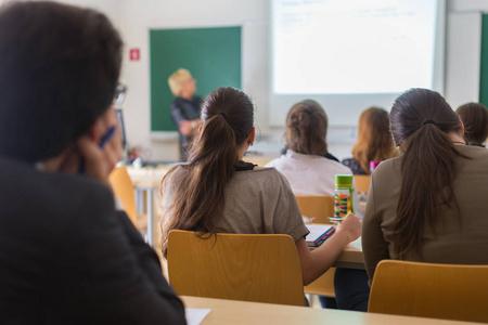 大学一辈子讲师丢人吗