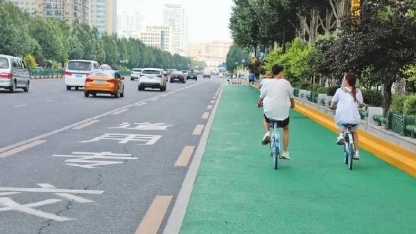 骑自行车应当在什么车道内通行