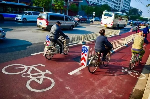 骑自行车应当在什么车道内通行