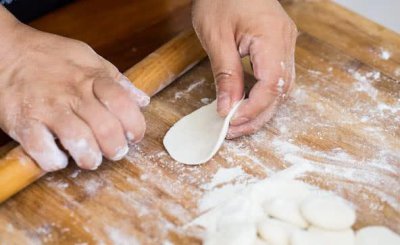 包饺子和面用冷水还是热水 包饺子用什么水和面好