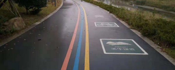 道路中间三条彩色线是什么意思