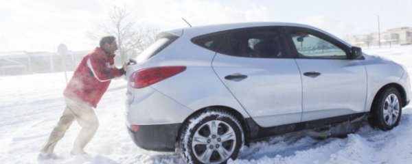 雪地开车打滑