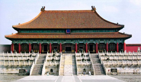 中国古代宫殿建筑普遍采用什么颜色？