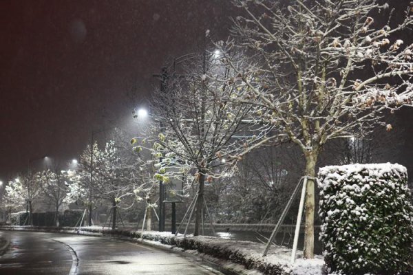 下雪的夜晚为什么亮如白昼