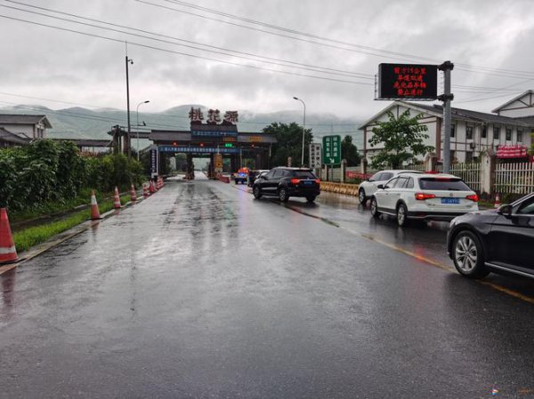 高速遇到暴雨能停车吗