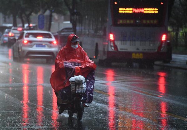 为什么暴雨发生在夏季