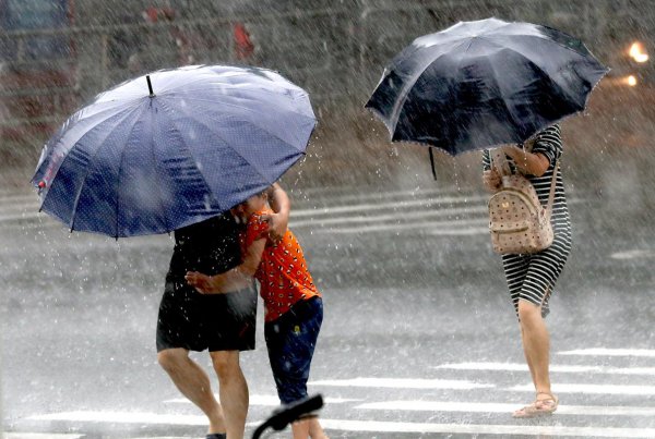 暴雨红色黄色橙色的区别