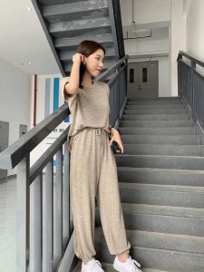 夏天穿什么样的衣服 夏天要穿些什么衣服？