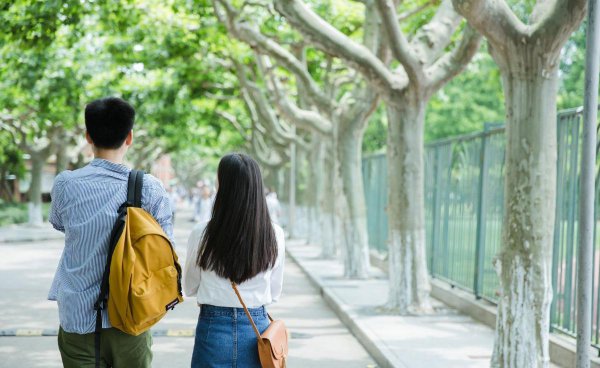 大学情侣不在一个学校感情会变淡吗