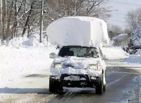 汽车上面的雪已经结冰了怎么清理