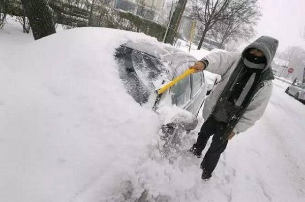 汽车上面的雪已经结冰了怎么清理