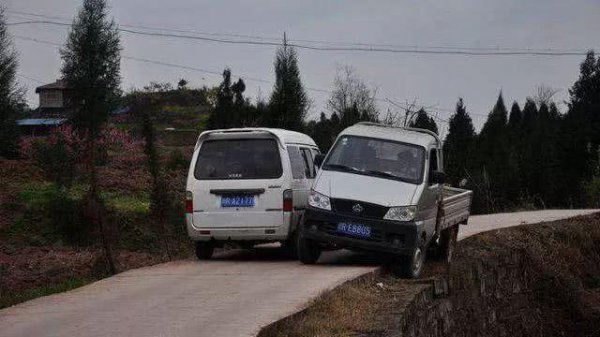 怎样判断车能否过狭窄路段