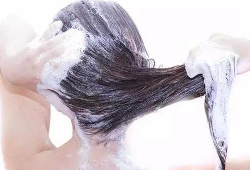 洗头发时先用护发素还是洗发水？