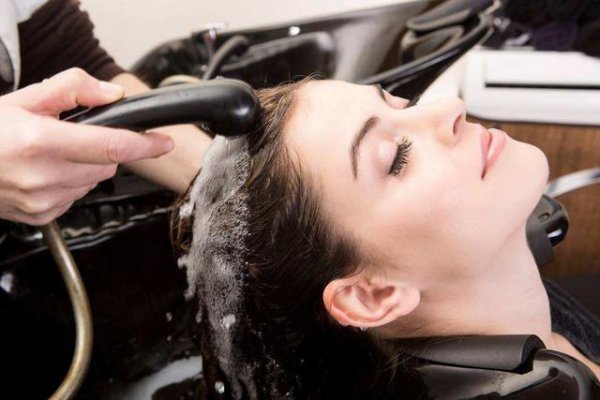 洗头发时先用护发素还是洗发水？